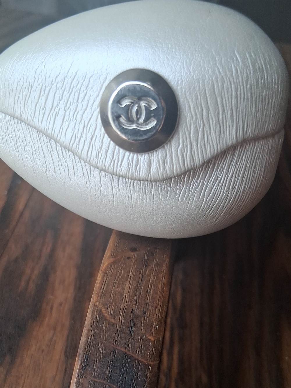 Chanel Pearlescent, Clam Shell Eye Glass Case. - Picture 6 of 6